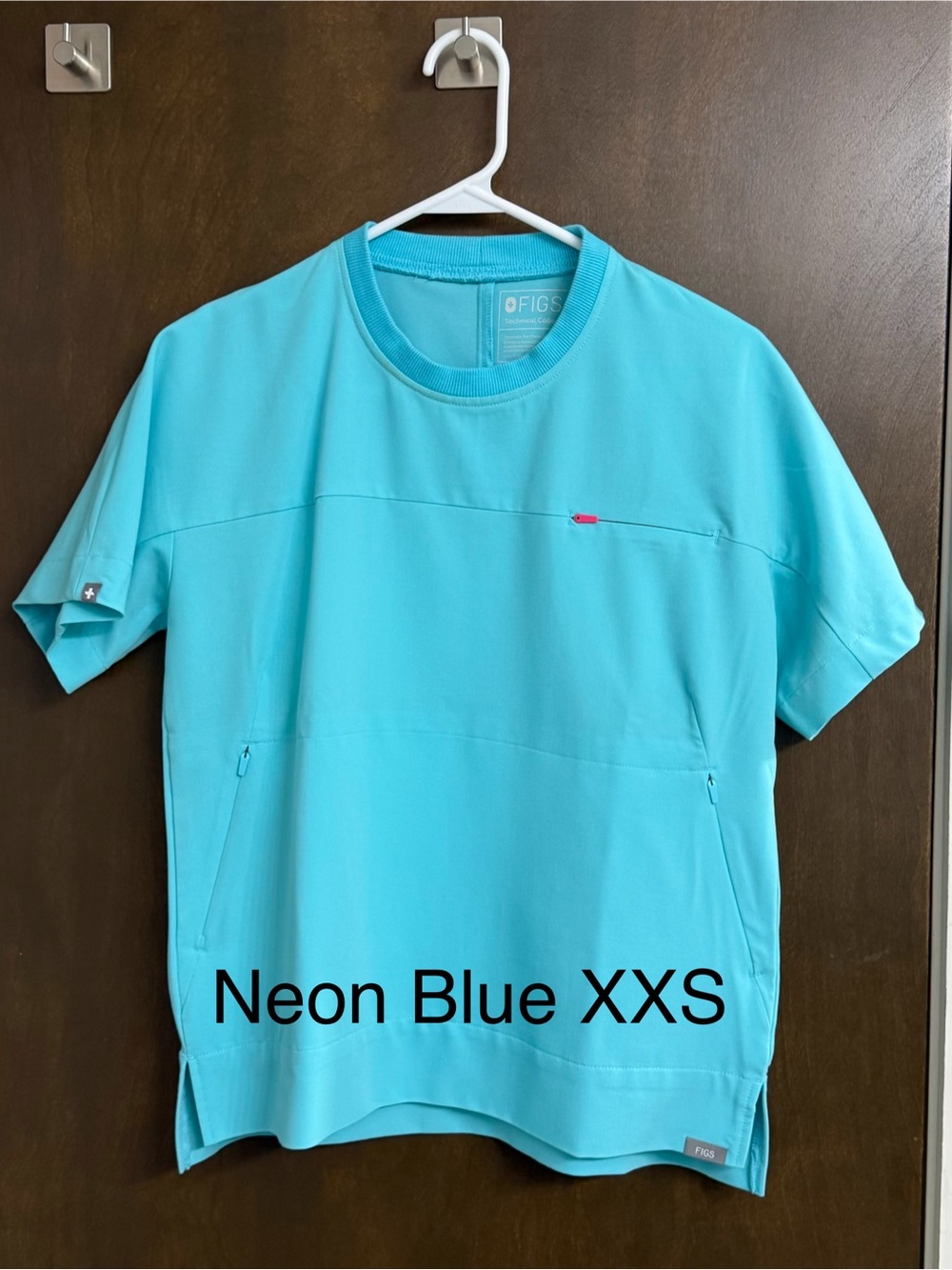 FIGS women’s neon blue Lismore crew scrub top